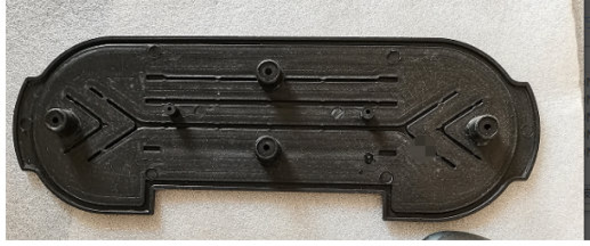 EB.PLASTIKA ZADNJA ZAŠTITNA GORNJA CRNA BN025